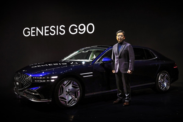 제네시스 장재훈 사장이 G90 미디어 이벤트에서 기념 촬영을 하고 있다.   출처: 현대자동차
