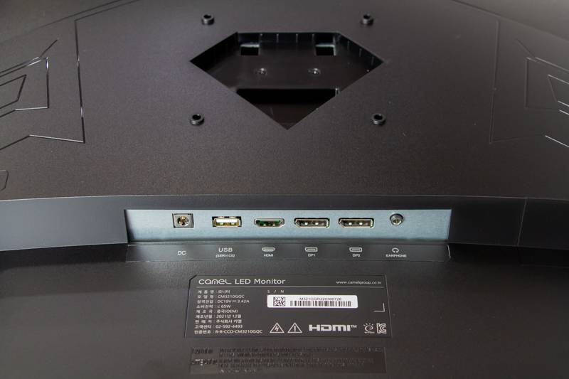 후면에는 서비스 센터용 USB 단자와 1개의 HDMI 단자, 2개의 DP 단자, 오디오 단자가 배치돼있다. 출처=IT동아