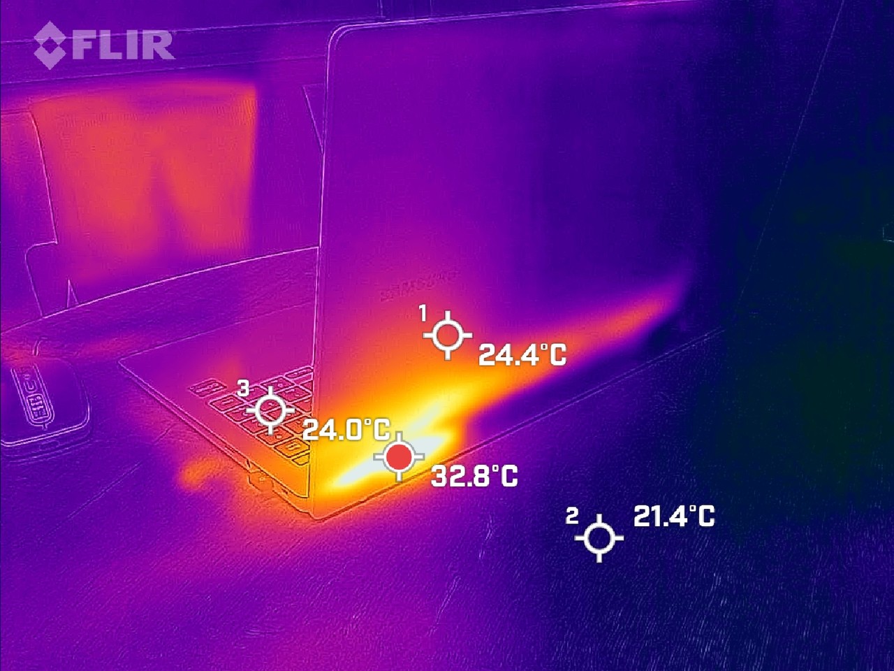 ▲ 블렌더 벤치마크 구동 시 온도를 측정했다. 최대 35.4도 정도로 온도는 낮은 편이다.