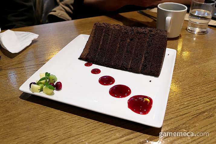 피에프창의 대표 메뉴들과 초콜릿 케이크 (사진: 게임메카 촬영)