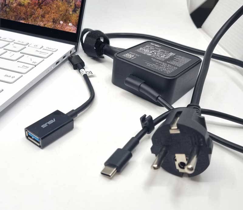 타입-C 포트를 타입-A 포트로 변환하는 케이블을 기본 제공하며, 전원 어댑터는 USB-PD 규격이다