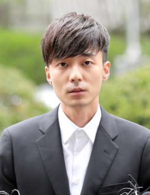 로이킴 경찰출석 모습 대박 - 에누리 쇼핑지식 자유게시판