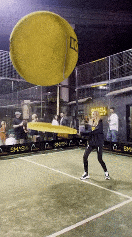 썸네일-엄청 큰 공으로 하는 테니스-이미지