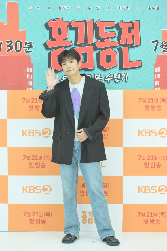 [포토]장우영 '훈훈한 손인사' - 에누리 쇼핑지식 뉴스