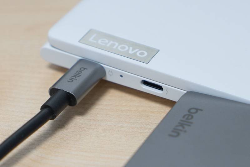 연결 장치 측면에 번개 로고가 있으면 썬더볼트 포트다. 만약 USB-C 라고만 돼있다거나, USB 2.0 허브일 경우 스펙이 더 낮은 제품을 쓰는 게 경제적이다. 출처=IT동아