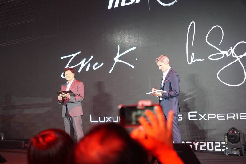 서명식으로 협업을 자축한  MSI 에릭 쿠오 부사장(왼쪽)과 메르세데스 AMG 모터스포츠 크리스토프 사게뮬러(오른쪽)