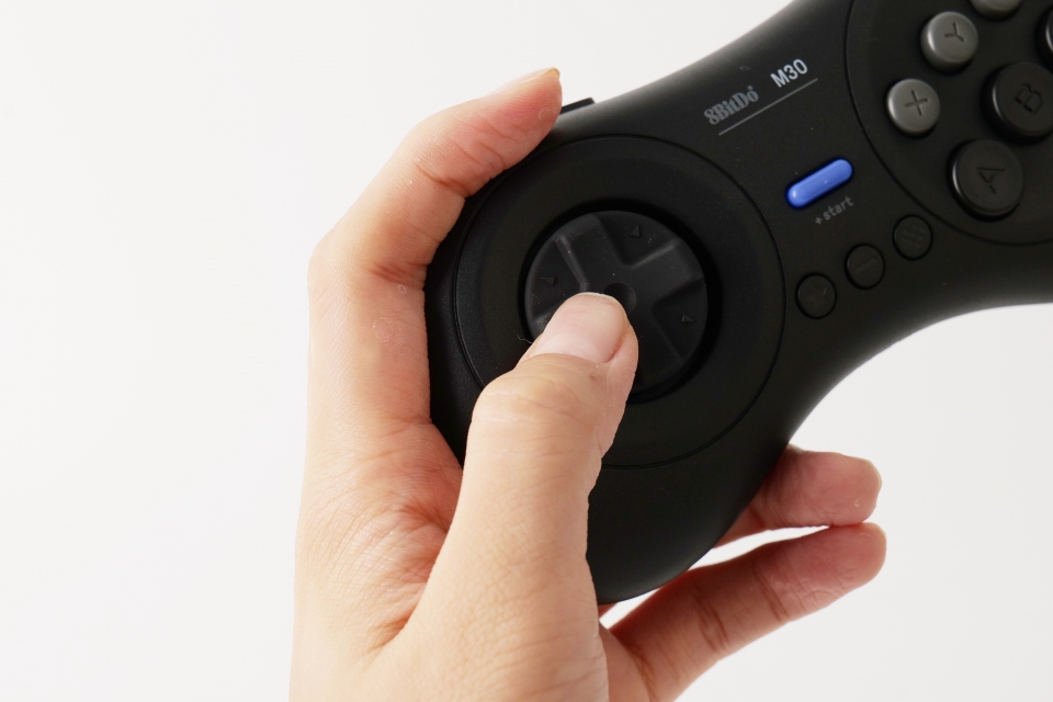 세가 게임기가 연상되는 레트로 게임패드, 8BitDo M30 - 에누리 쇼핑지식 뉴스