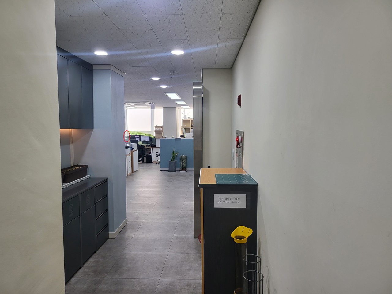 ▲ 화면에 표기해둔 부분에 있는 PC에 공유기를 설치하고 속도를 측정했다