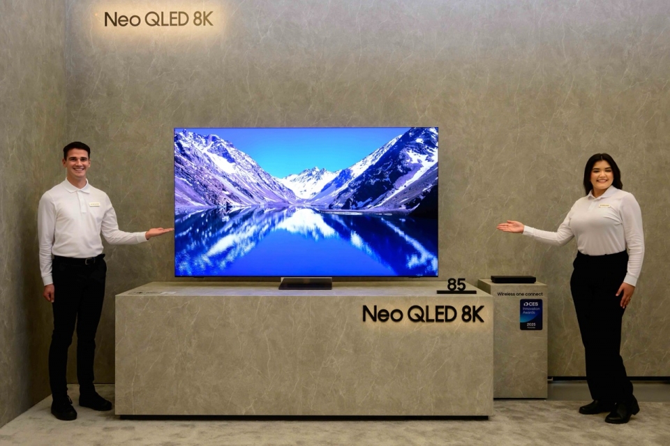 삼성전자는 QD-LCD 및 QD-OLED 기술을 'QLED'라는 브랜드로 론칭하고 시장에 선보였다. 사진은 삼성전자가 CES 2025 퍼스트룩 행사에서 공개한 Neo QLED 8K TV(사진=삼성전자)