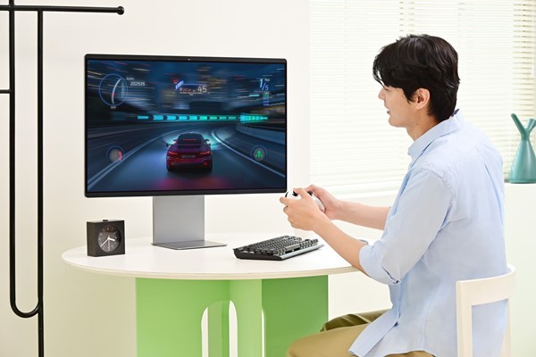 삼성전자 모델이 최대 165Hz 주사율과 0.03ms 응답속도를 지원하는 2025년형 삼성 스마트모니터 M9으로 게임을 즐기고 있다.