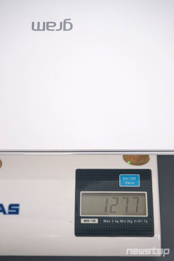 가정용 저울로 직접 무게를 측정해 보니 1277g으로 나타났다.