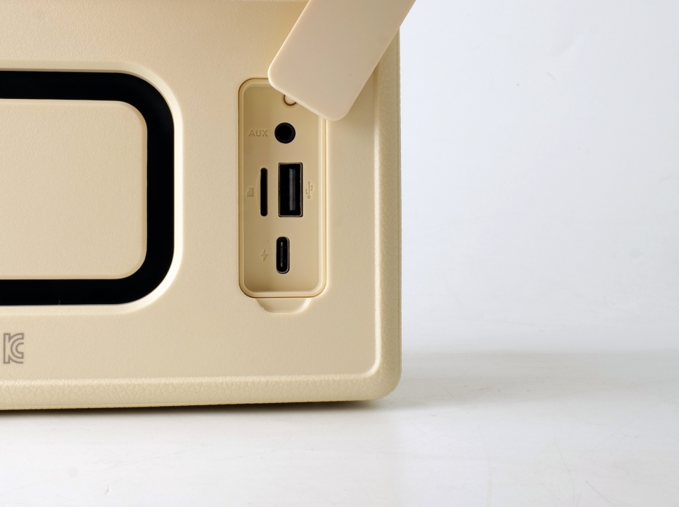 USB Type-C, USB Type-A, TF, AUX 포트를 후면에 품고 있다. 블루투스 기능 외에도 USB와 TF로 언제든 음악 감상을 할 수 있다.