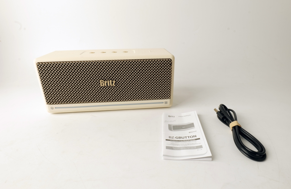 제품과 함께 제품 설명서, USB Type-C 케이블이 동봉돼 있다.