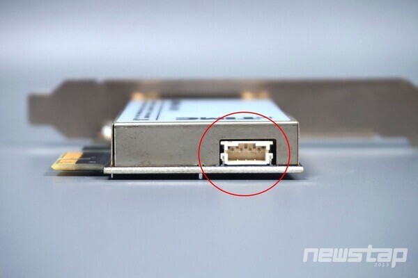 메인보드의 USB 헤더와 ‘ipTIME AX5400PX’의 단자를 전용 케이블로 연결하면 된다.