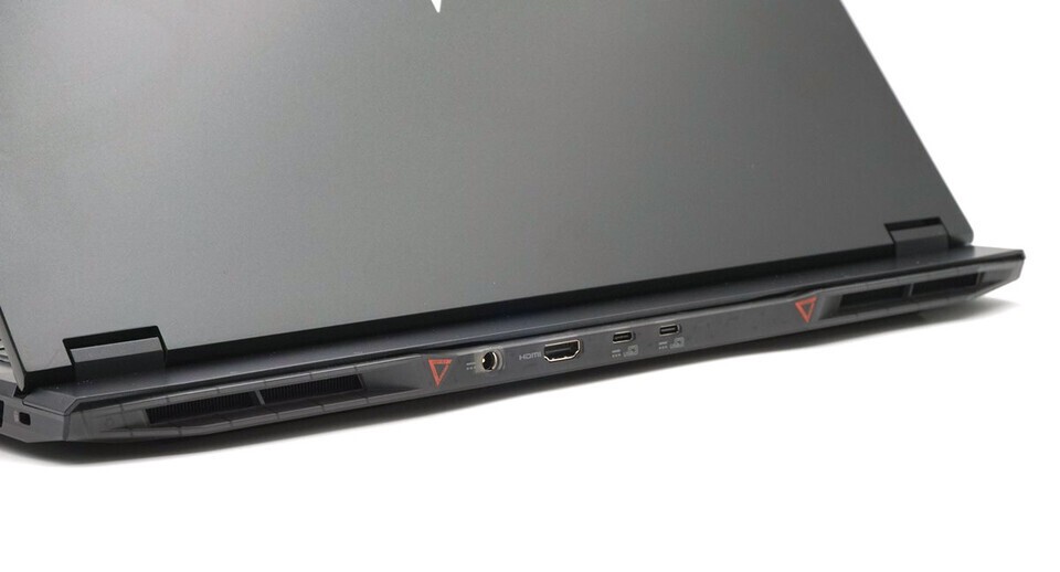 뒤쪽에도 일부 포트가 있어&nbsp;&nbsp;책상 위 케이블을 깔끔하게 정리할 수 있다.