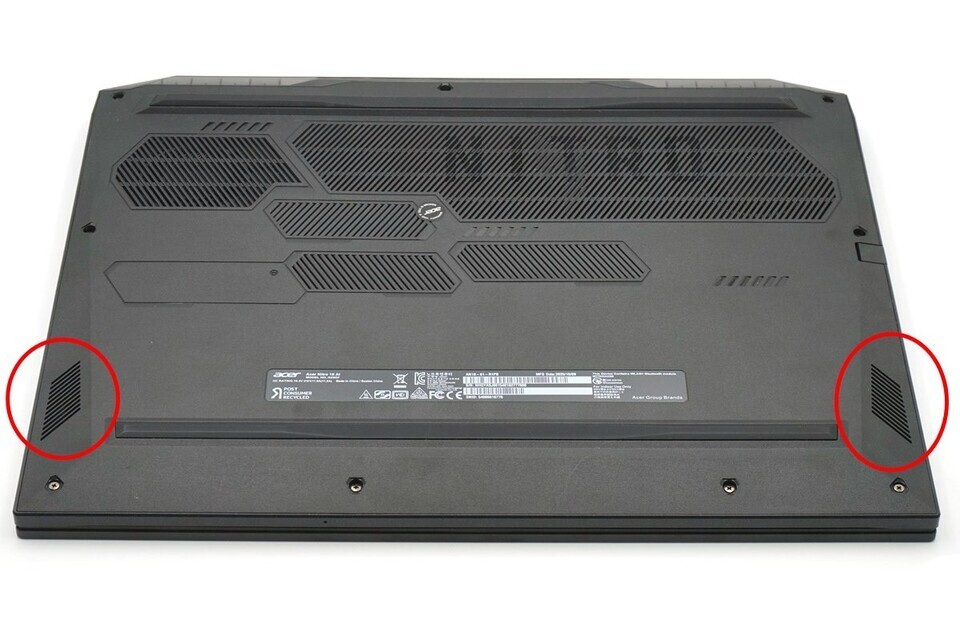 노트북 바닥 양쪽에 고출력 스피커가 있다.