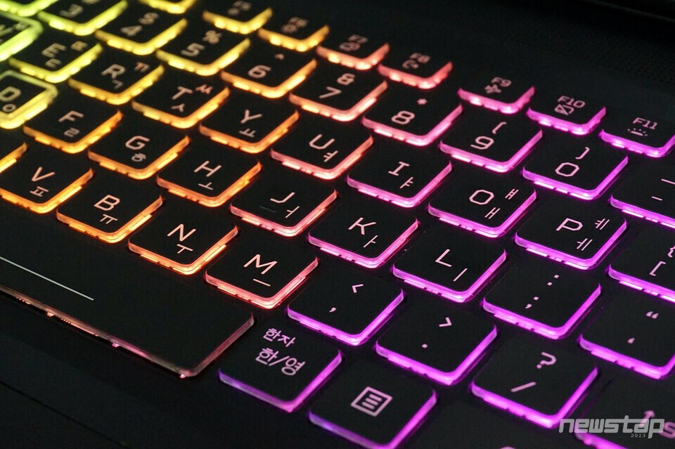 키캡 측면이 투명 처리되어 LED 효과가 더욱 돋보인다.