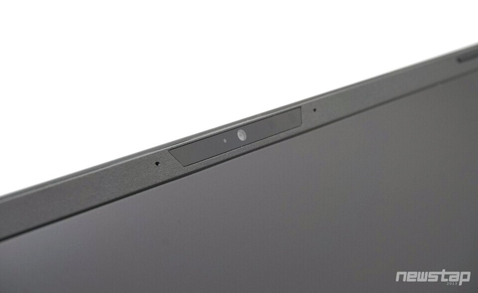 디스플레이 상단에는 FHD(1080p) 웹캠이 있다.