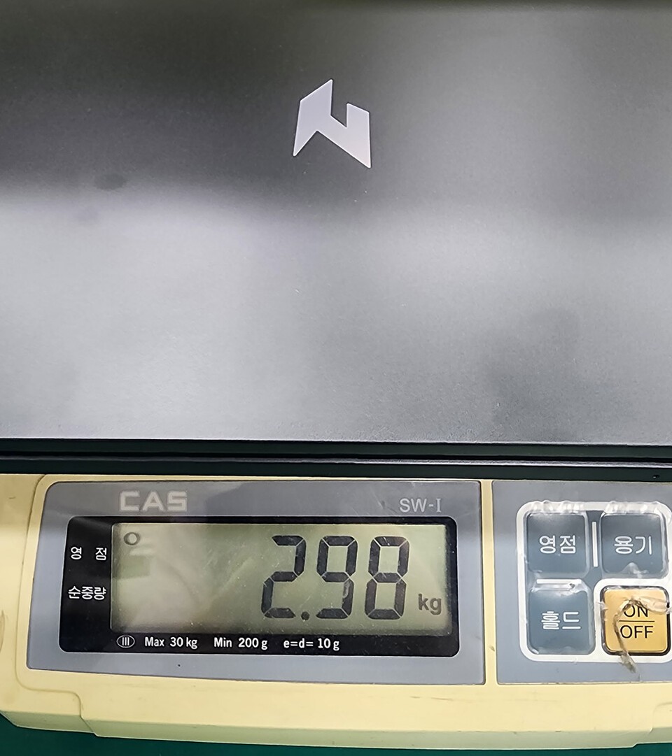 무게는 스펙상 3.02kg로 기재돼 있으나 직접 측정해 보니 약 2.98kg 수준으로 확인됐다.